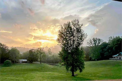 #1 Peaceful Hills Retreat Cottage 97 Acres & Creek