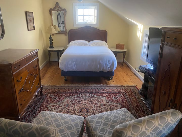 Спалня с малко двойно легло