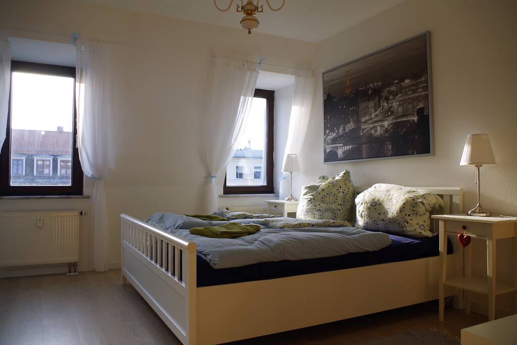 Zimmer "Paris" mit Blick auf die Innenstadt
