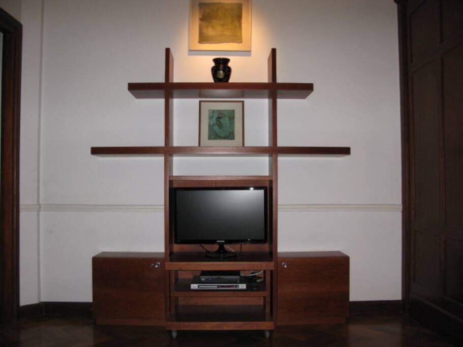 modular con tv c/ cable, dvd y una gabeta con llave de seguridad para guardar valores