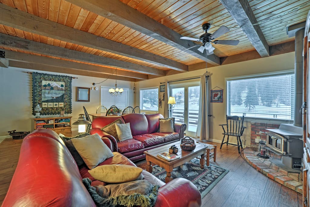 This charming living area is perfect for 4 guests.