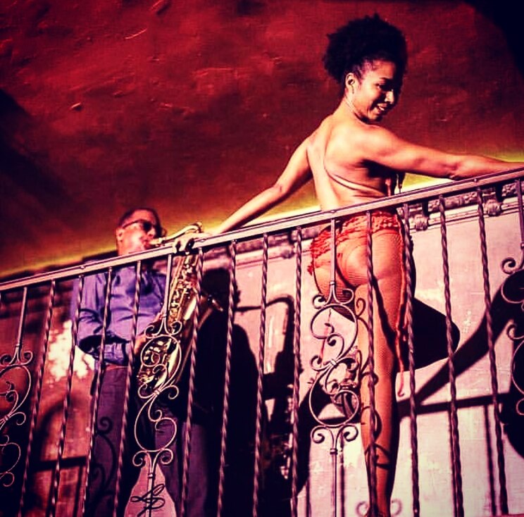 experience.pdp.photo_grid.default_photo_button_alt_text