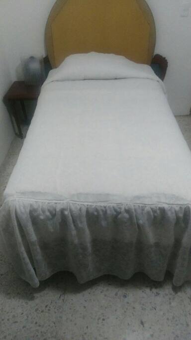 Cama Individual & Mesa de Noche