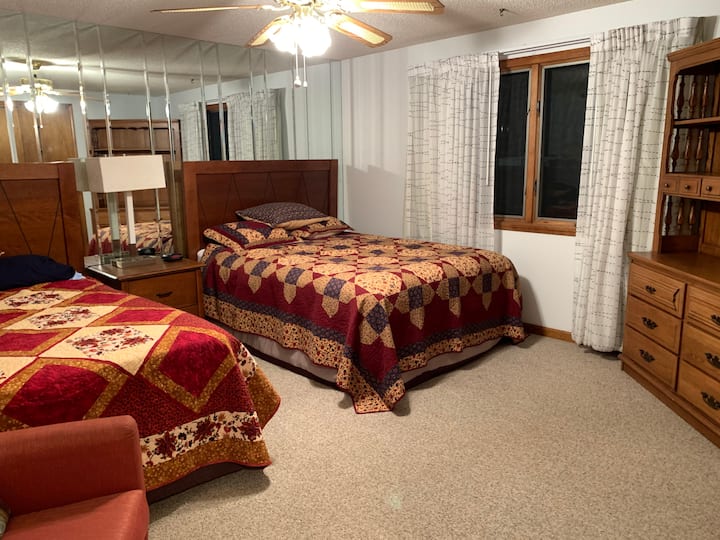 Vitanda 2 vya Malkia vya starehe vilivyowekwa na Quilts nilizotengeneza. 