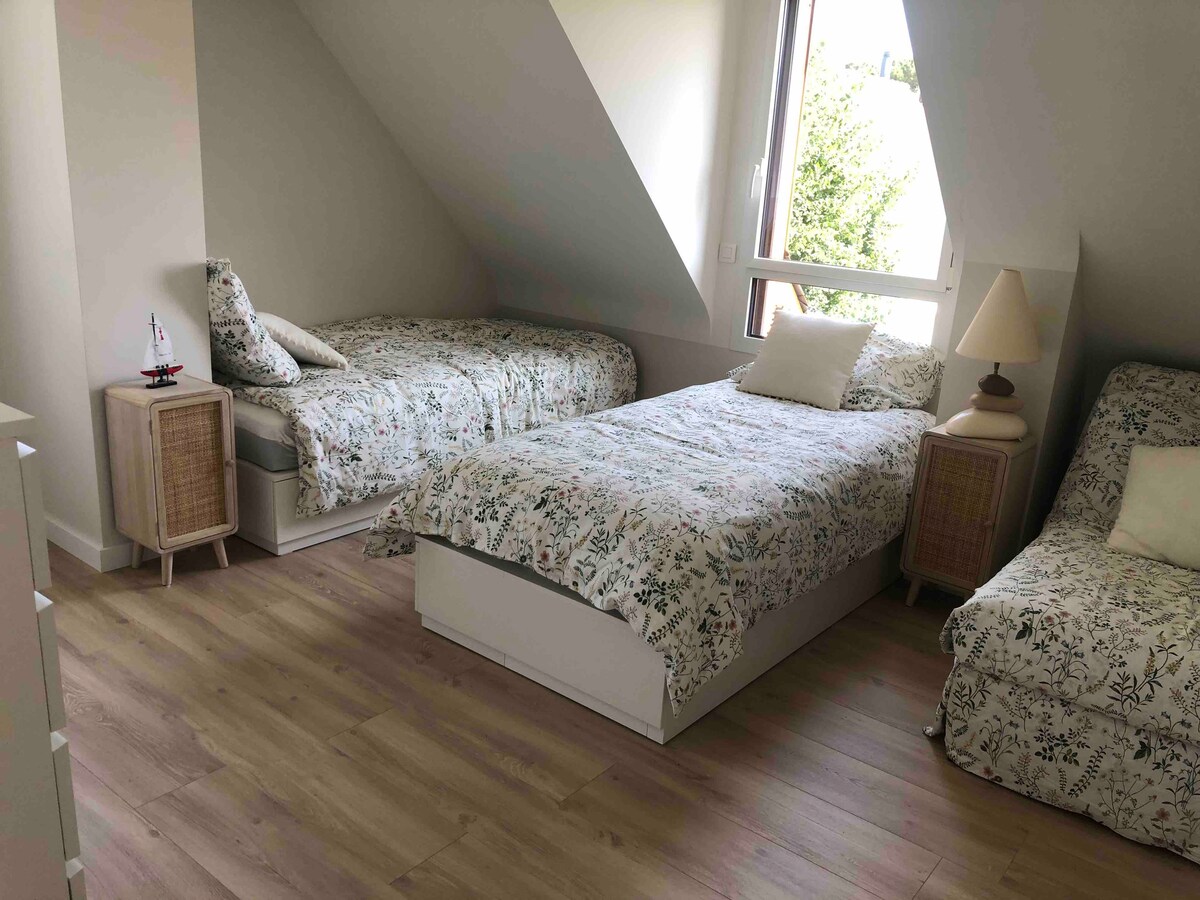 Una de las habitaciones del piso 
Vistas de la isla de los monjes … y los parques de ostras 