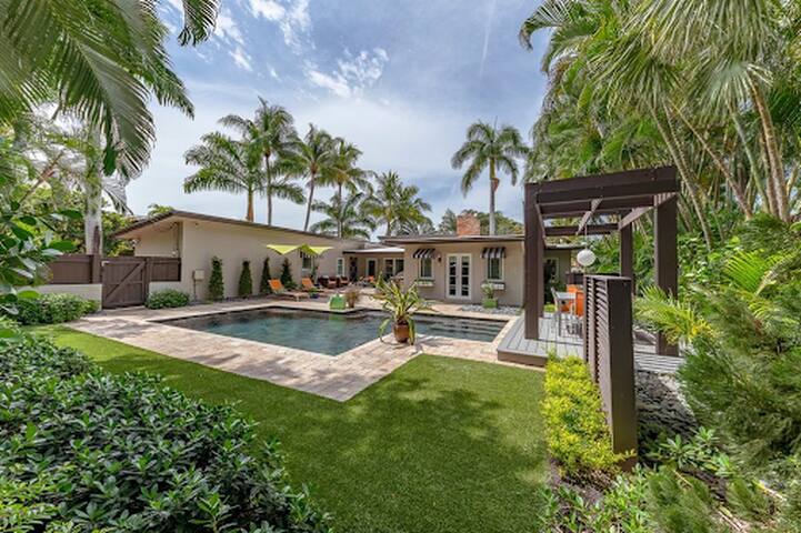 The Sunrise: Luxe Midcentury Modern Tropical Oasis gallery image 2