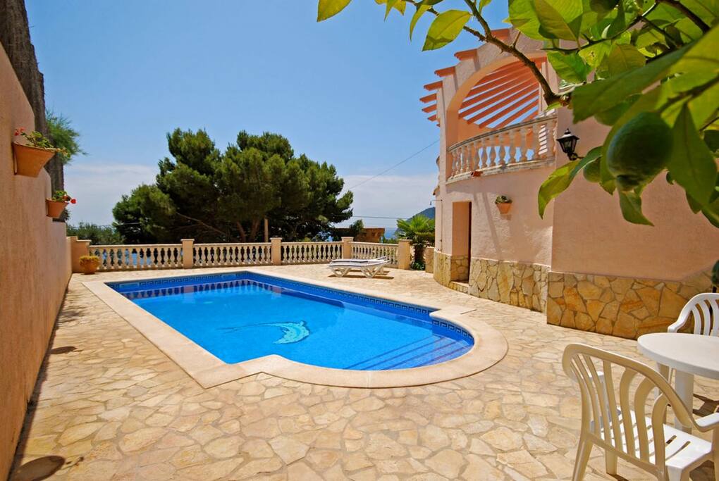 le beau solarium autour de la piscine