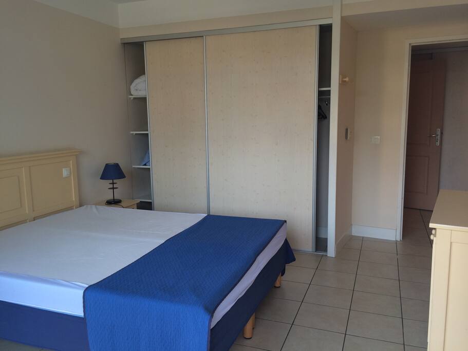 chambre avec lit double