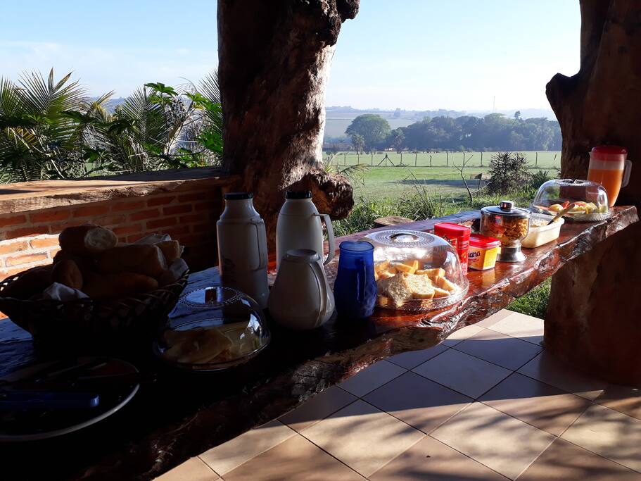 Café-da-manhã com paisagem esplêndida!