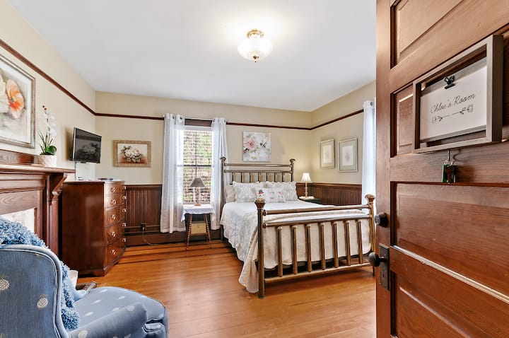 Chloe's Room (Upstairs)
