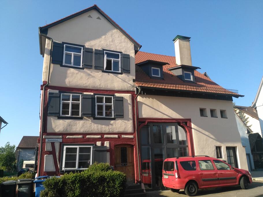 Fachwerkhaus von 1654: Ansicht Eingang inklusive eigenem Parkplatz vor dem Haus.