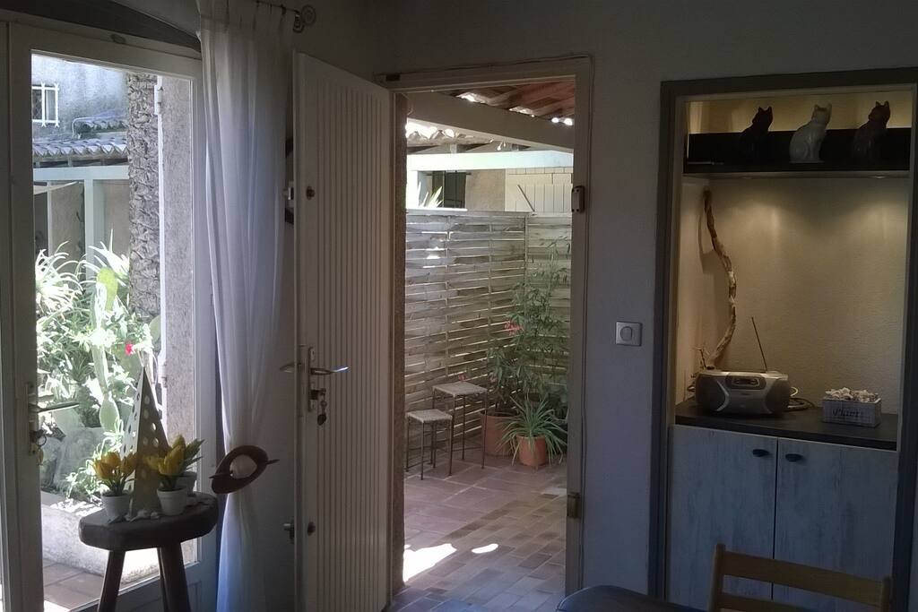 Le salon donnant sur le patio
