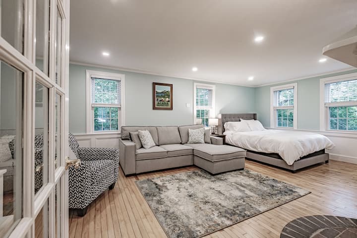 Additional TV room/bedroom.