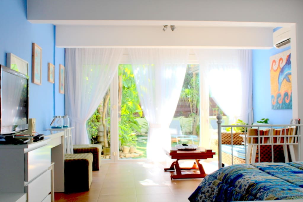 Spacious living room with bedroom, with view on the Garden!