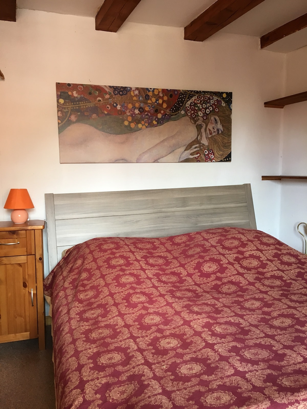 Спална соба со брачен кревет (широк 200 x 140 см)