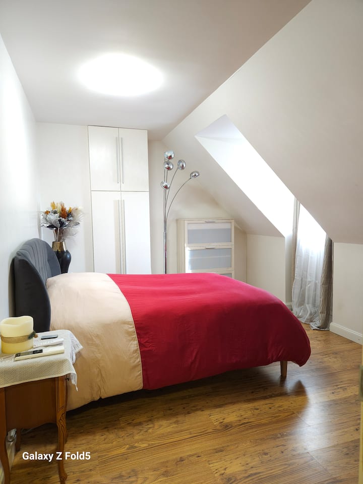 Голяма стая с телевизор.
Двойно легло шестнадесет за двама или трима.
Необратим климатик.
Ролетни щори.
Шкаф за кърпи.


Закачалка
