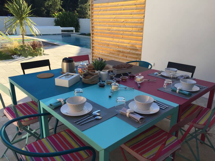 Petit déjeuner sur la terrasse dès que le temps le permet.