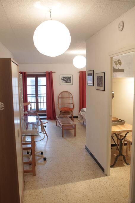 large couloir avec penderie et bureau