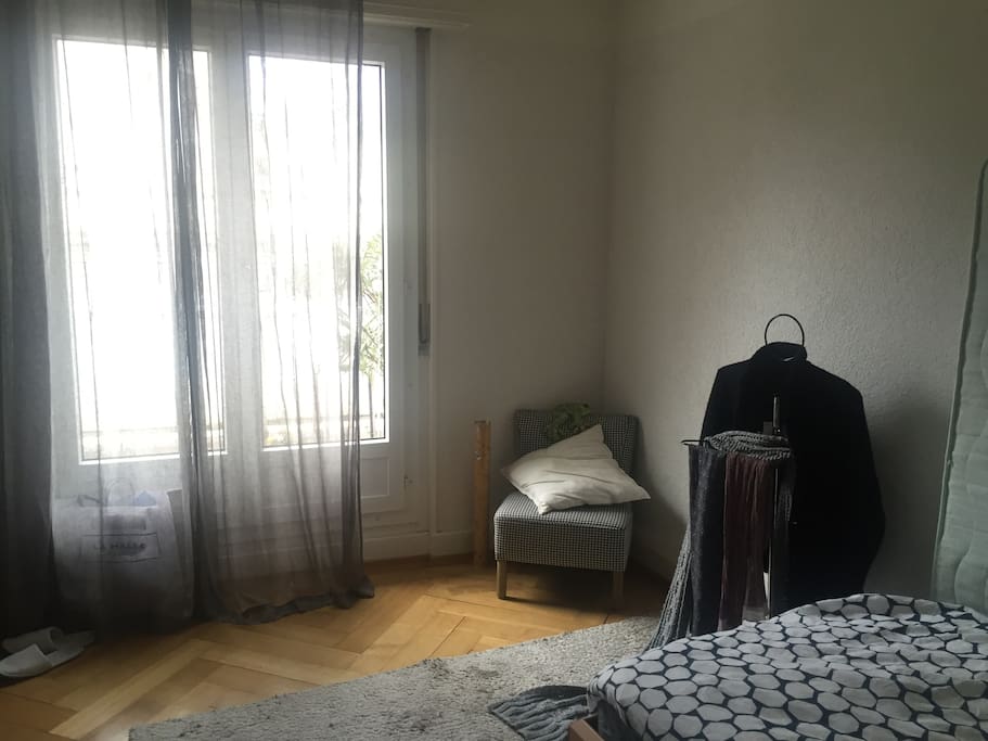Chambre de 11m2 meubles d'appoint.