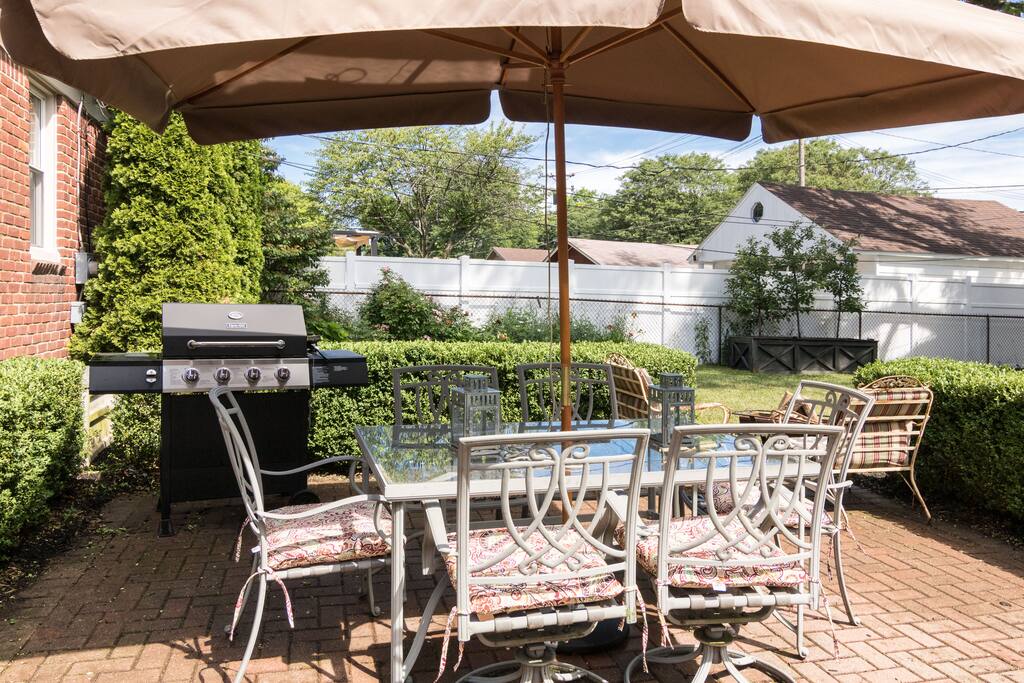 Dinner for 6: Fenced backyard, grill, firepit