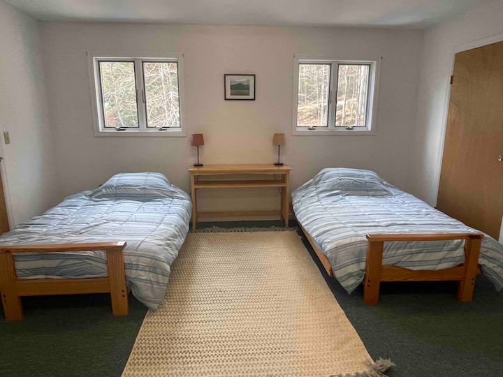 车库上方有两个日式床垫，可供额外睡觉（无卫生间） 