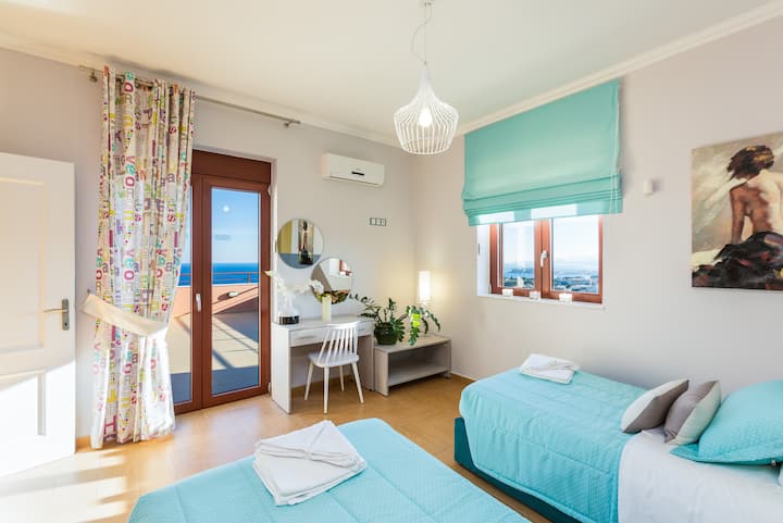 Bedroom with two single beds and sea view. Beds can be set up as 1 king size bed