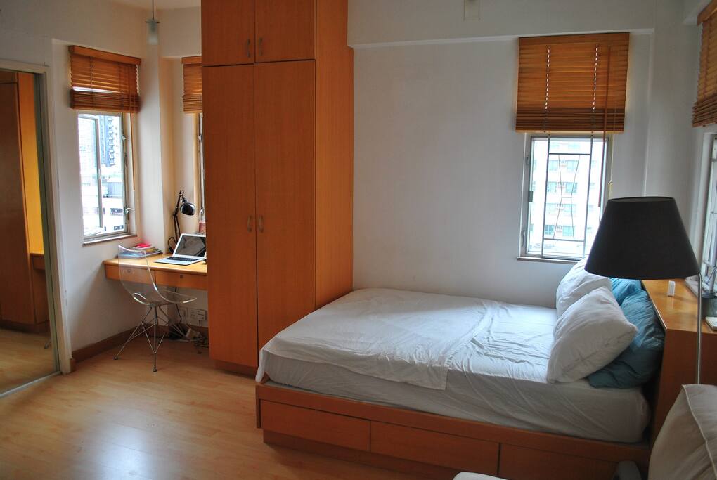 Another angle showing desk - also sunny :)