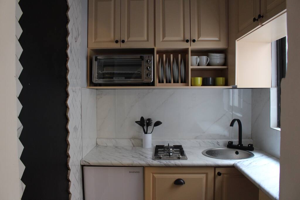 Cocina equipada con todo lo que puedan necesitar; vajilla, horno/tostador, estufa de gas, frigobar, copas de vino, cubiertos, etc.
- Tiny well equipped kitchen with all the essential; dishes,oven / toaster, gas stove, frigobar, wine glasses, cutlery, etc.