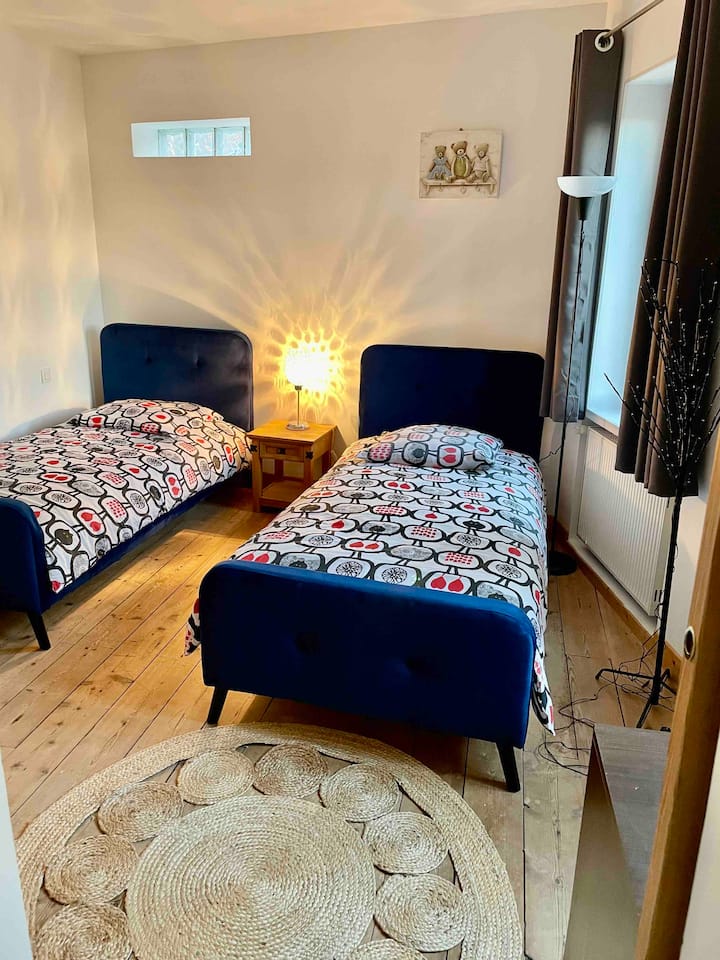 غرفة نوم ثانية في الطابق الثاني 