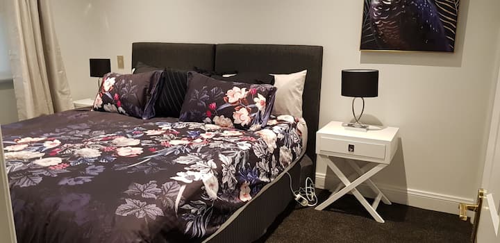 King size bed can be split into 2 long single beds. Privacy blinds, curtains, carpets, built in wardrobe, touch bedside lights, electric blankets, under floor heating and ceiling fan. No shoes please. 