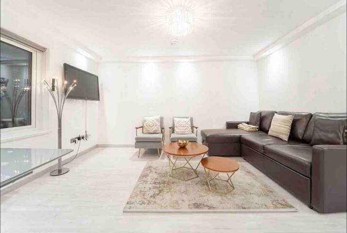 Luxurious 3 Bed Apartment in Covent Garden, London gallery image 4