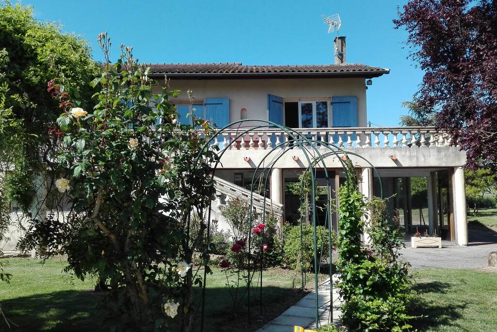 le jardin et une vue de la terrasse qui fait partie de la location