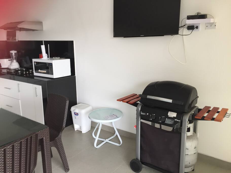 Amplio comedor con parrilla,microhondas y televisor