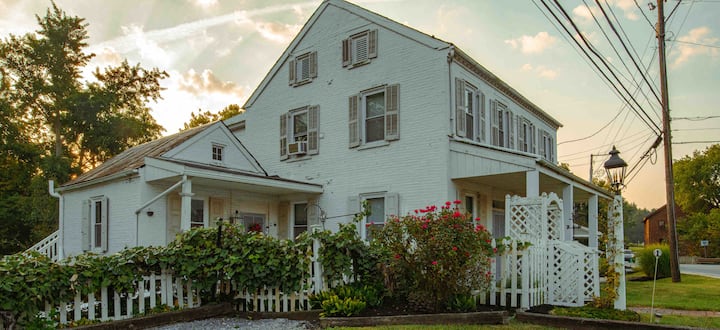 Home in Lancaster · ★5.0 · 4 bedrooms · 7 beds · 2 baths