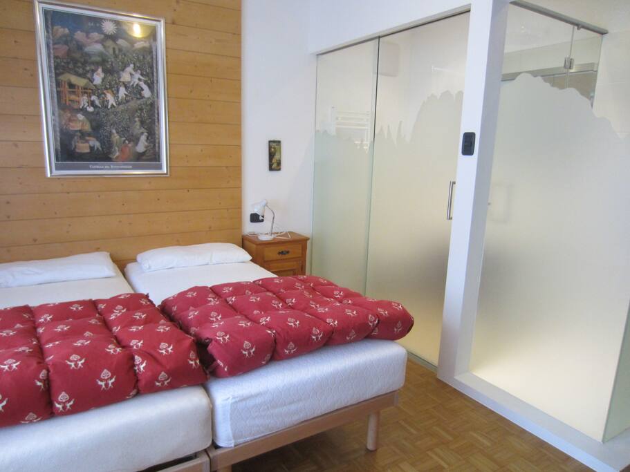 Camera da tre con bagno interno
three bed -room with bath