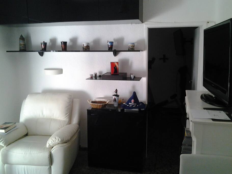 Salón, con sillón y espacio para leer/relajarse