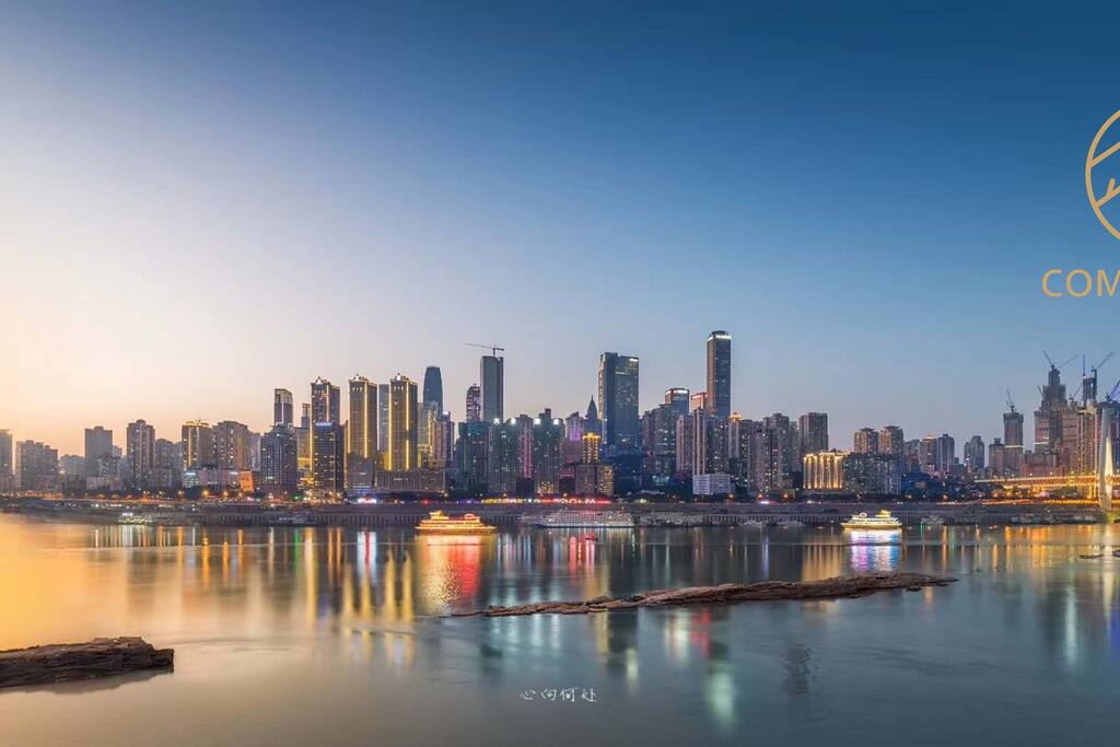 小区门口江边夜景