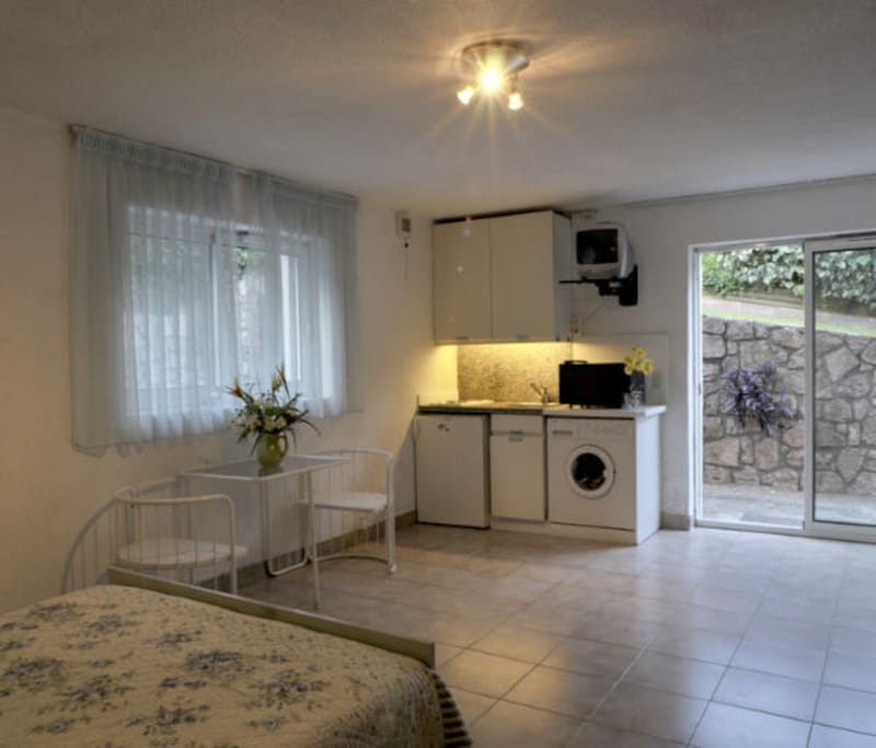 Pièce à vivre avec kitchenette.