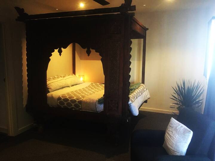 Habitación 2: cama tamaño queen javanesa.