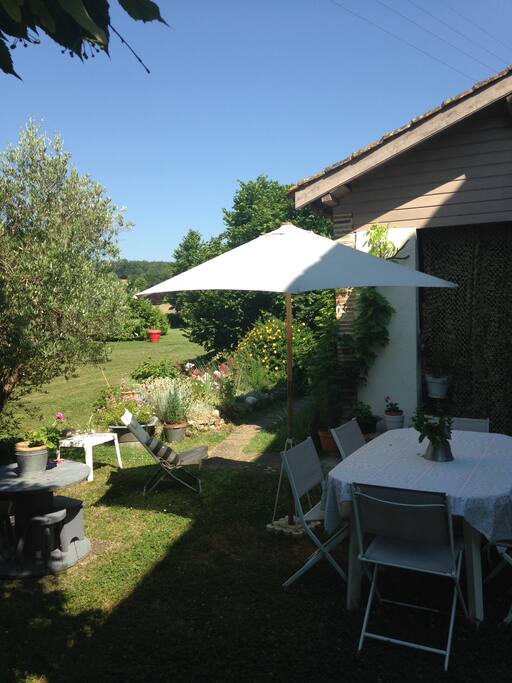 Une des 3 terrasses pour votre petit déjeuner