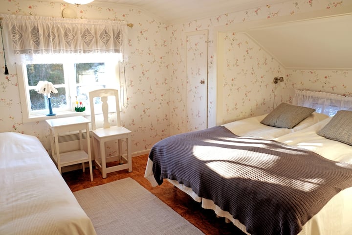 חדר שינה למעלה עם מיטה זוגית ומיטת יחיד/ חדר שינה  למעלה עם מיטת קינג סייז ומיטת יחיד