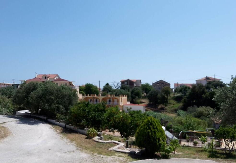 5 δωμάτια (ανεξάρτητα το ένα από το άλλο)
Το καθένα διαθέτει:
2 μονά κρεβάτια, πολυκούζινο με ηλεκτρικές εστίες και ηλεκτρικό ψυγείο, σκεύη μαγειρικής και νεροχύτη κουζίνας, λουτρό – τουαλέτα και μπαλκόνι.