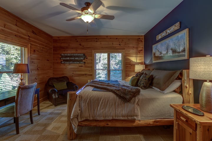 غرفة نوم كبيرة للضيوف مع أثاث على الطراز الجبلي الراقي