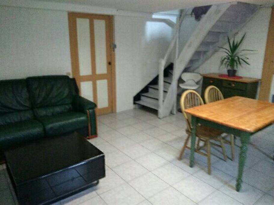 coin séjour. (ignore le chien dans les escaliers) :-) chauffage individuel. La canapé n'est pas idéale pour dormir