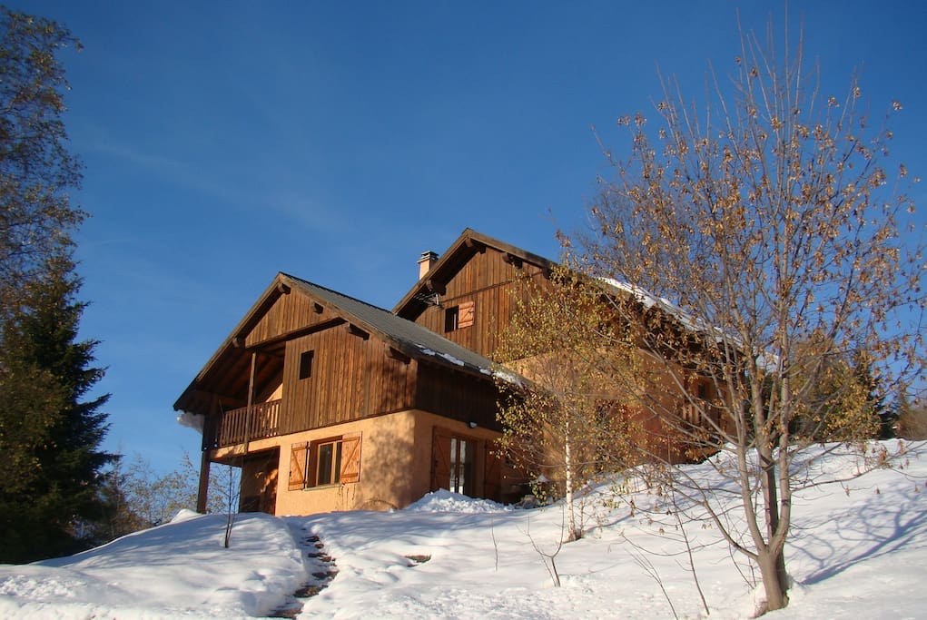 Chalet Rouge ou Blanc in de sneeuw bij prachtig weer