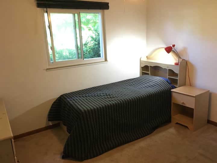 Private room in 1 Story Home near LCC, MSU, Cooley