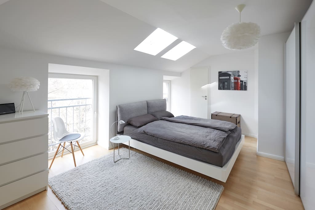 Großes Schlafzimmer, mit großem Bett, großem Kleiderschrank, Kommode -
Big sleeping room with king size bed, big wardrobe