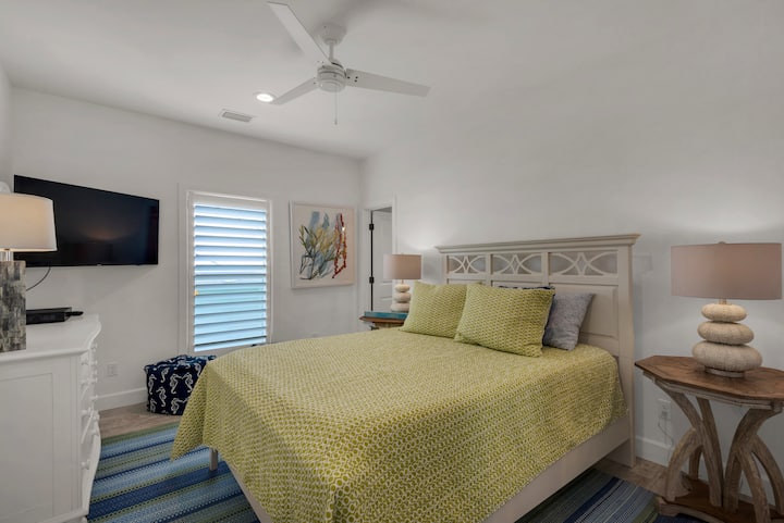 غرفة نوم بسرير بحجم كوين مع حمام كامل