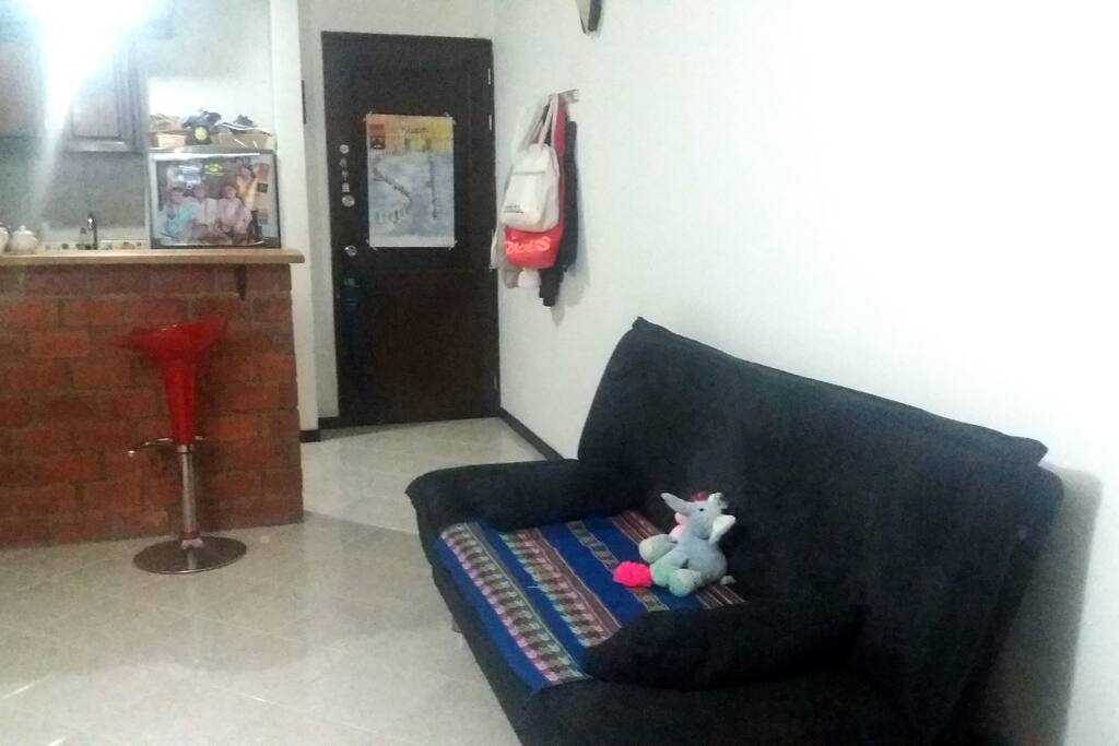 Zona social con sofá cama y excelente entrada de luz. Ideal para descansar o trabajar.