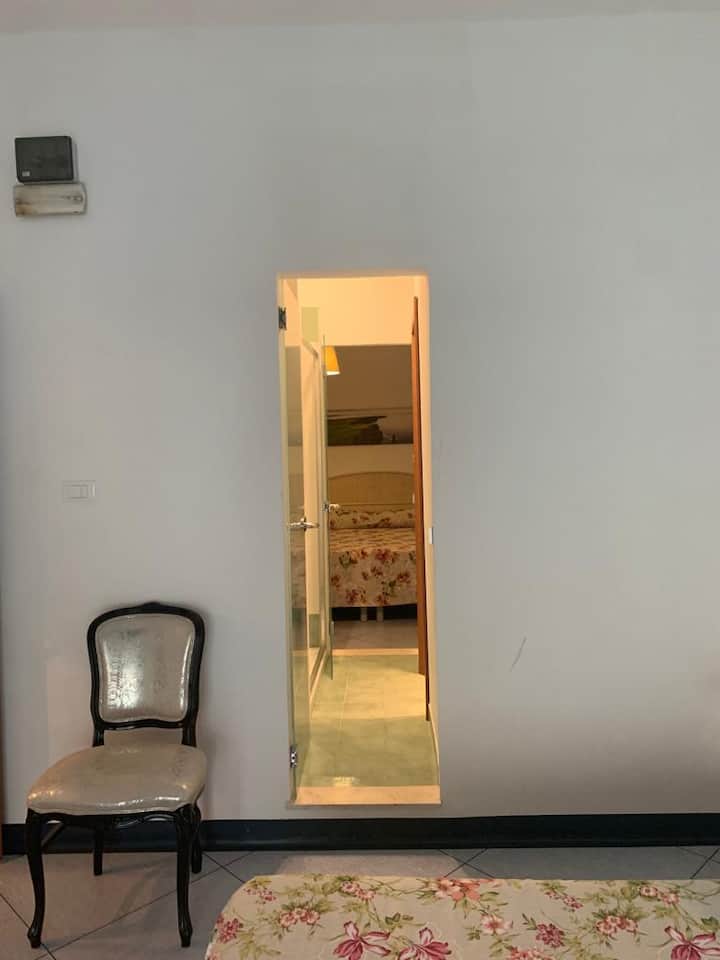 Erstes Badezimmer zwischen zwei Schlafzimmern. Beide Schlafzimmer haben Zugang zum Badezimmer.